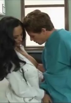 Dul Hemşire Genç Hastasını İyileştiriyor