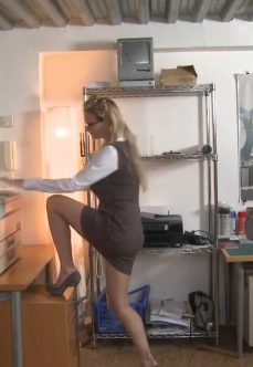 Sekretere Fotokopi Çekmeyi Öğretiyorlar